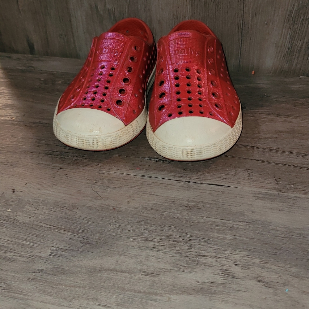 Pink magenta iridescent native slip-on shoes toddler size 6